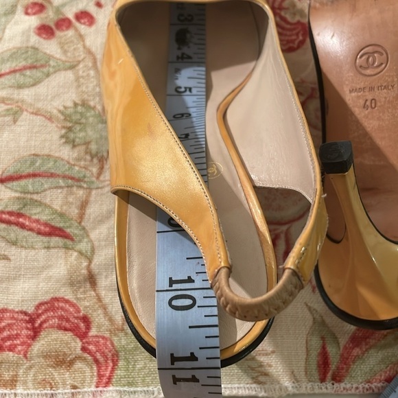 Chanel Semi Point Mustard Black Detail Slingback Shoe - Picture 13 of 16